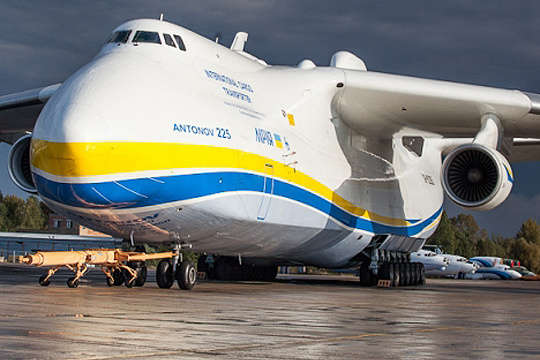 Українська «Мрія» доставила у Варшаву великий медичний вантаж 