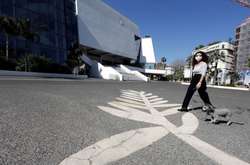 Напередодні  президент Франції Емманюель Макрон оголосив про скасування всіх фестивалів до середини липня 