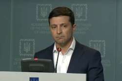 К президенту Владимиру Зеленскому положительно относятся 44% (в марте - 46%) украинцев