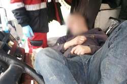 Ледь не випав із кабіни: Києвом їздила вантажівка з п’яним, як чіп, водієм (фото)