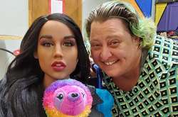 48-летний дезинсектор Деррис Макси и его жена, 45-летняя программистка Шелли Макси, завели куклу около двух лет назад