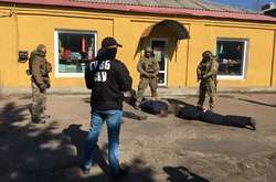 Правоохоронці затримали майора та капітана поліції у Лимані біля райвідділу під час одержання частини хабара у розмірі 10 тис. гривень