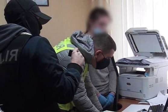 У Києві правоохоронці викрили канал незаконної легалізації іноземців (фото, відео)