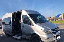 Вимагали 200 грн за кожного пасажира: на Закарпатті обстріляли автівку перевізника