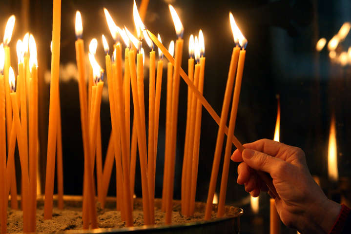 На Харьковщине от Covid-19 умерла женщина, продававшая свечи в церкви