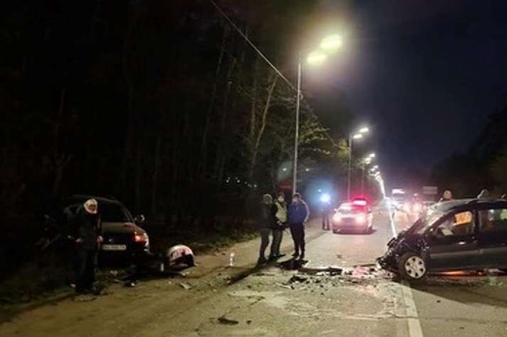 На трасі під Києвом Volkswagen лоб в лоб протаранив Dacia: є постраждалі (фото, відео)