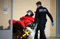 Парамедики привезли пацієнта в лікарню Нотр-Дам в Монреалі, Канада