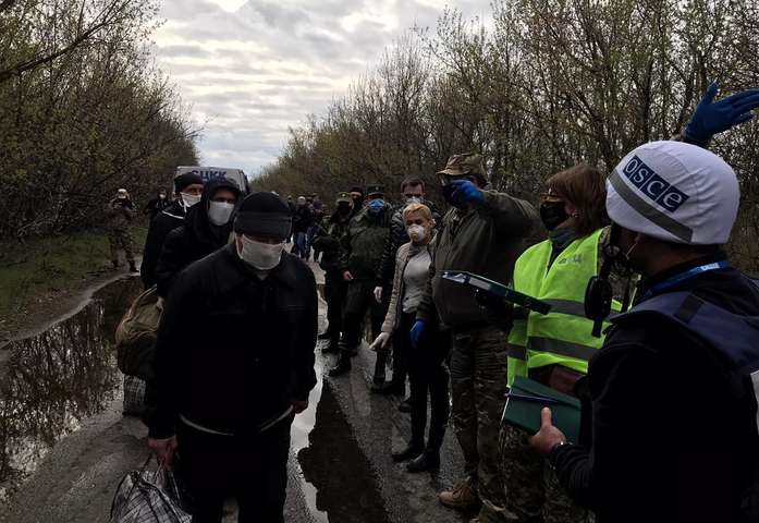 Розпочався обмін полоненими: Україна повертає 19 заручників бойовиків 