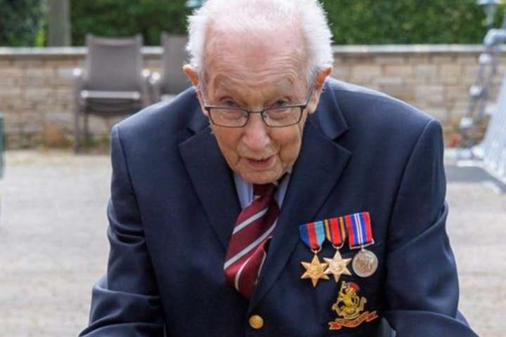 У Великій Британії 99-річний ветеран вирішив збирати гроші для лікарів, гуляючи у дворі свого будинку