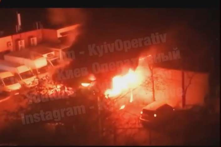 Велика нічна пожежа в Києві знищила чотири автівки і пошкодила ще п’ять (відео)