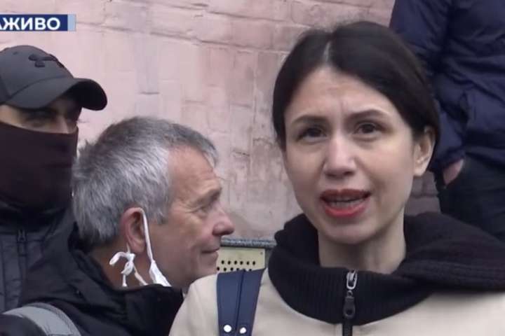 Депутати і громадські діячі прийшли 16 квітня підтримати Тетяну Чорновол, якій Печерський суд обирає запобіжний захід - «Це реванш Антимайдану». Під будівлею суду у Києві проходить акція на підтримку Чорновол