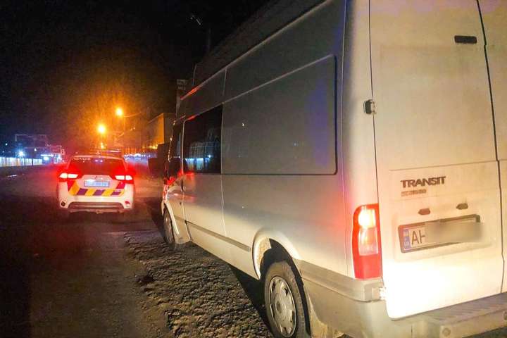 Під Києвом агресивні молодики напали на поліцейських