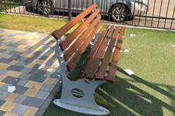 В елітних новобудовах на березі Дніпра в Києві посипався фасад (фото)