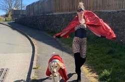  40-летняя Клэр Мирдон устраивает шоу из ежедневных прогулок с лабрадором 
  