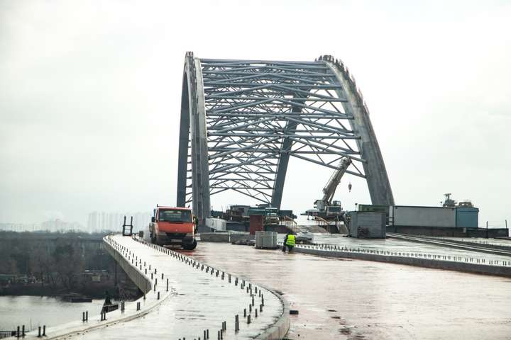 Ураганний вітер повалив риштування недобудованого мосту в Києві (фото)