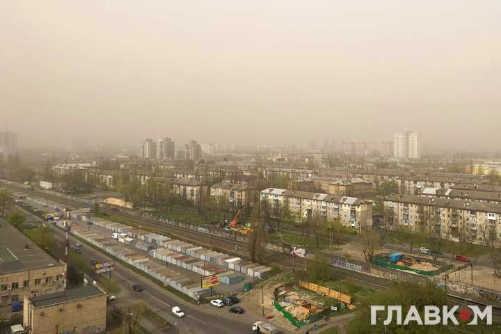 Київ накрила пилова буря (фото)