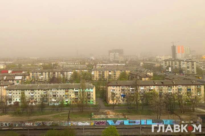 Екологи назвали причину пилової бурі, що накрила Київ