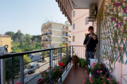 Назар Рутковський грає на своєму балконі різні популярні українські та зарубіжні хіти