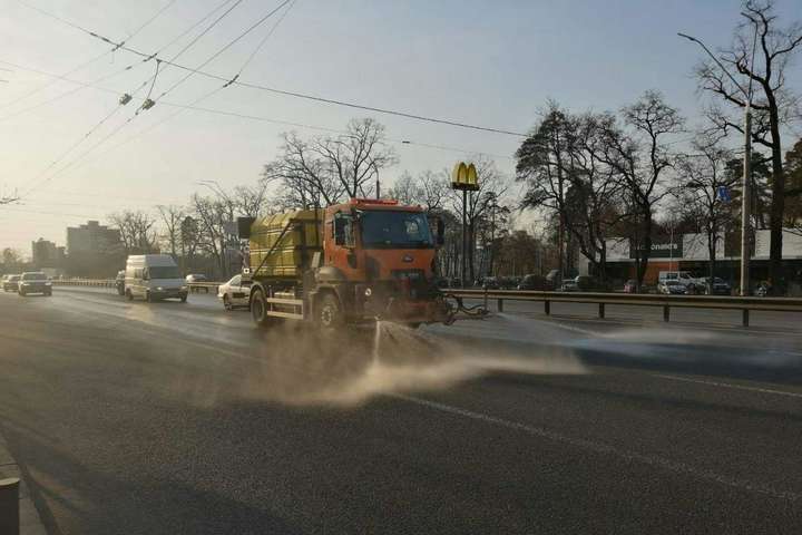 В Киеве усилили мытье улиц из-за рекордного загрязнения воздуха
