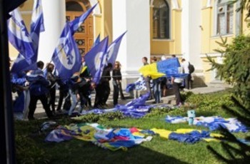 Азаров выделил молодым десятину