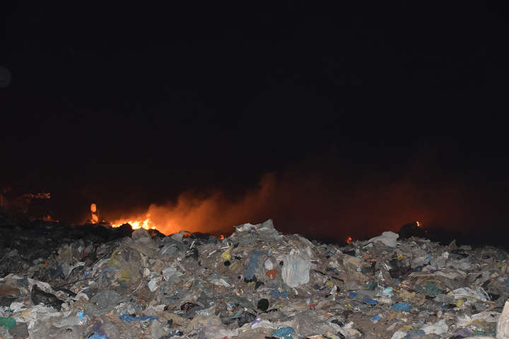 На Миколаївщині горить сміттєзвалище на площі 7 га