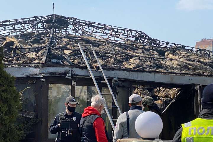 На столичних Позняках сталася серйозна пожежа: згорів ресторан (фото, відео)