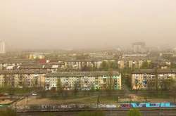 Київ затягло димом і накрило хмарою пилу