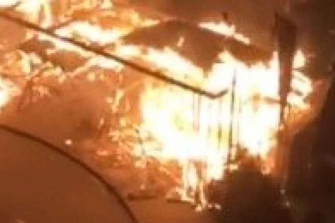 У Києві вночі спалахнула масштабна пожежа на території яхт-клубу (відео)