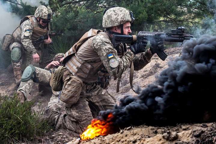 Окупанти обстріляли Кримське: поранено військового 
