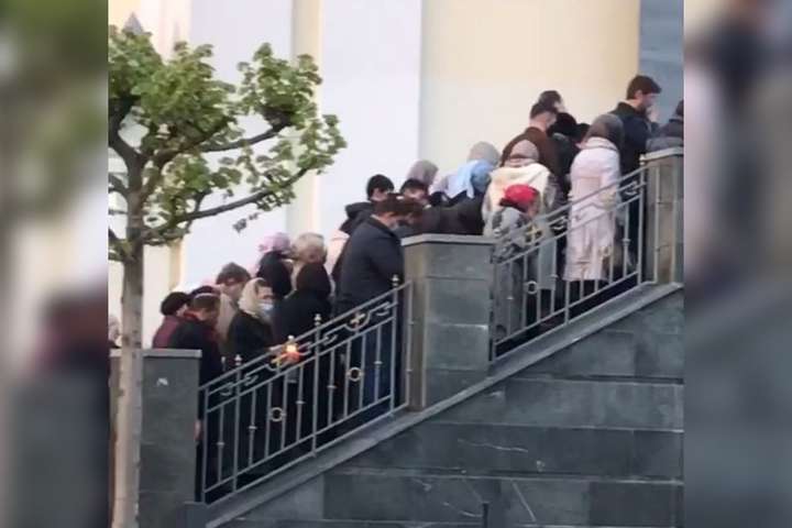 Коронавірус не лякає. У Дніпрі натовп людей вишикувався під собором РПЦ