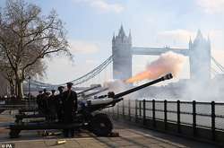 Королева також дозволила не піднімати національні прапори над урядовими будівлями за святковою традицією, якщо це створюватиме проблеми