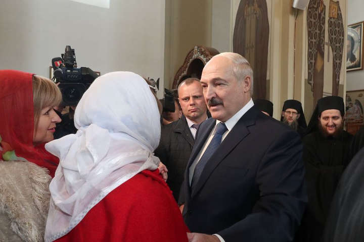 Лукашенко заявив, що не схвалює тих, хто закриває дорогу до храму