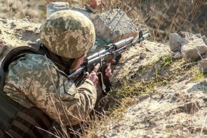 На Великдень окупанти обстріляли українських військових біля Пісків