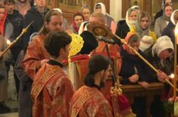 На Великоднє богослужіння прийшли віряни, більшість з яких не мала засобів захисту від коронавірусу