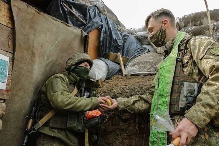 Защитники Украины отметили Пасху в окопах (фото)