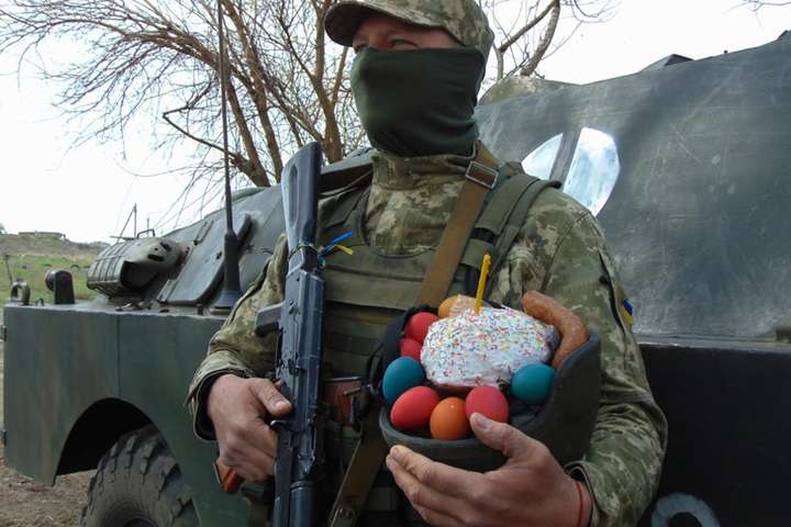 Як українські військові на Донбасі зустріли Великдень (фоторепортаж)