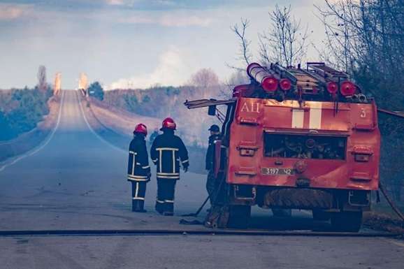 У Зоні відчуження продовжують гасити пожежі. Залучено важку техніку та авіацію