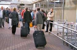 Трудові мігранти турбувалися, що їх депортують, якщо вони перевищать термін перебування в країні