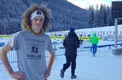   Жюль Бюрнотт допомагає людям  