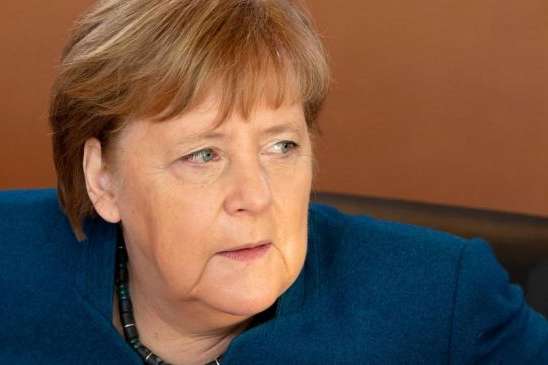Меркель закликає не поспішати зі зняттям карантину