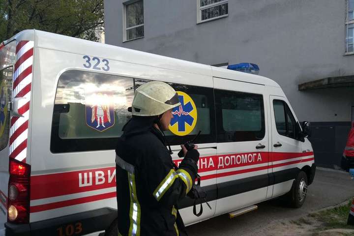 У Києві з палаючої квартири рятувальники винесли чоловіка без свідомості (фото)