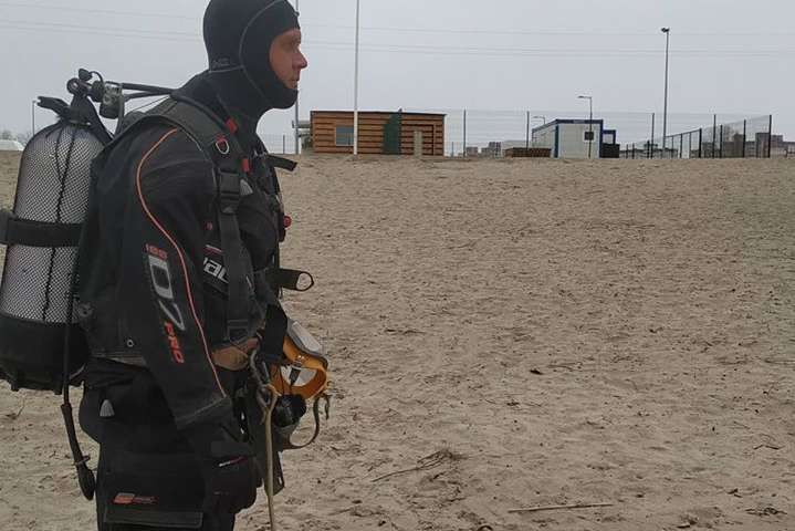Водолази вже готують київські пляжі до купального сезону (фото)