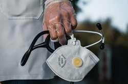 За добу в Україні на коронавірус захворіли 64 медичних працівники