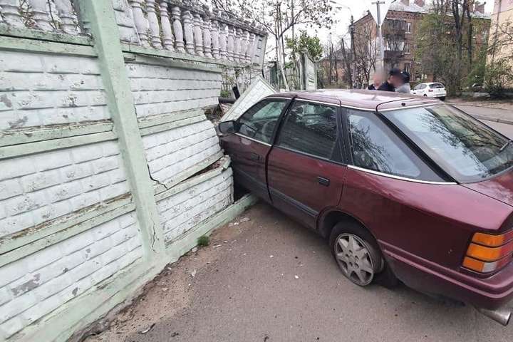 У Києві п’яний водій зніс паркан (фото)