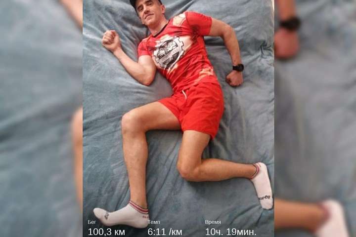 Спортсмен під час самоізоляції пробіг 100 км довкола ліжка 