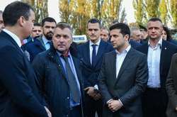  Президент Зеленський та новий керівник «Укроборонпрому» Айварас Абромавичус (крайній зліва) 6 листопада минулого року під час візиту до Харкова 