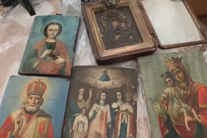 Київські митники вилучили унікальні ікони, що прямували за кордон (відео)