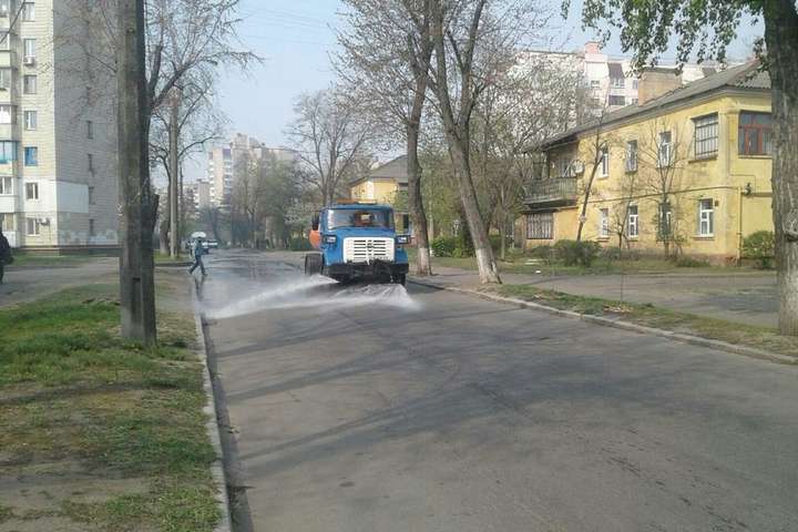 У Києві досі смог: вулиці міста інтенсивно миють спецзасобами (фото)
