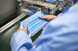 Після місяця карантину в аптеках Києва нарешті з’явилися маски 