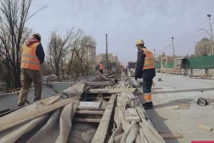 Кличко показав, як ремонтують «дуже втомлений» шляхопровід (відео)